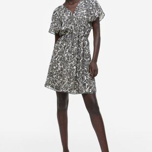 [NWT] H&M V-neck Chiffon Dress Size L Cream/black floral